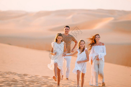父母和孩子在沙丘度假在大图片