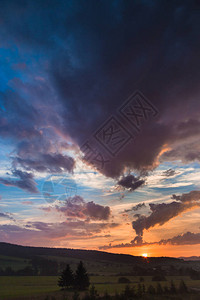 波兰比斯基德尼斯基美丽的日落天空云层树木草地图片