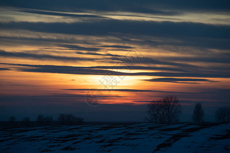 冬季下雪场的日落图片