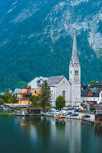 湖岸阿尔卑斯山脉的福音万塔教堂图片