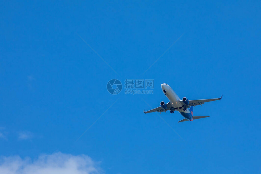 在空中旅行飞的飞机上的概念图片