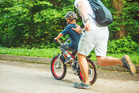 父亲教儿子如何骑自行车暑假图片