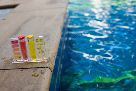 设备PH测试套件在游泳池氯和淡水检查器上检查泳池水安全水平的程序图片