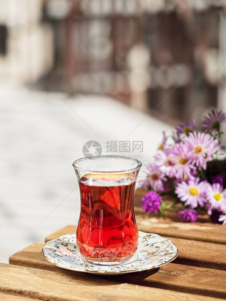 茶碟上的一杯armudu茶图片