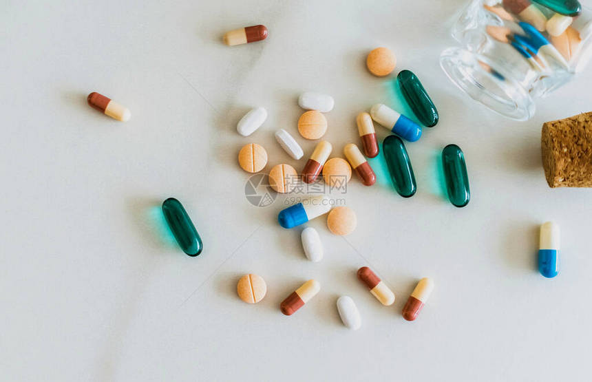 药片的顶部视图从大理石纹理白色背景的药丸瓶中倒出保健医疗生活图片