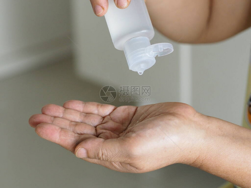 妇女用洗手液挤压凝胶管以防止细菌保护共图片