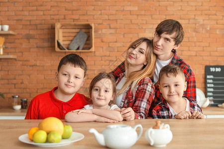 家中厨房幸福家庭的画像图片