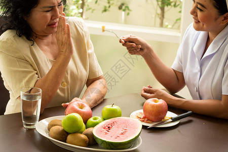 成年女病人拒绝护士的苹果图片