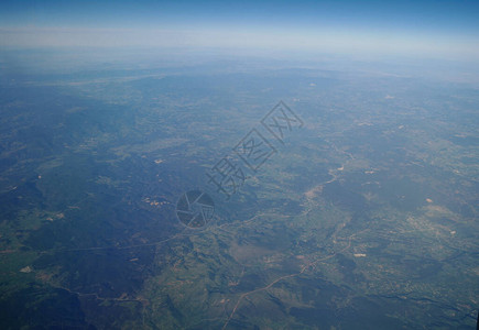 从飞机窗看云和大地图片