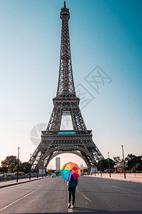 男女在法国巴黎埃菲尔塔上度蜜月男女一起前往背景图片