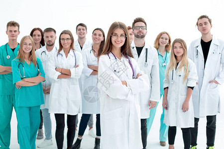 微笑的年轻医生站在一群医务人员面前医图片