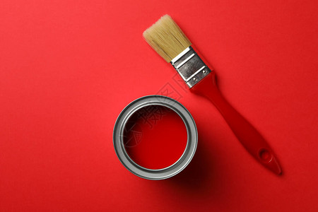 油漆罐和刷红色图片