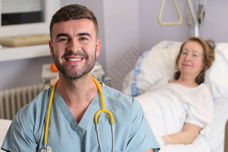 男护士站在医院女病人旁边图片