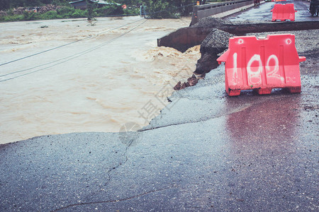 洪水淹没了一条街道暴雨过后充图片