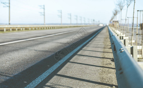 早春阳光明媚的城市外公路上美好的一天浅景深沿路的铁路图片