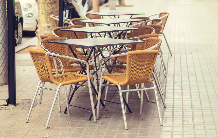 街头咖啡桌和椅子有选择图片