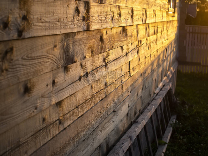 俄罗斯木屋墙上阳光图片