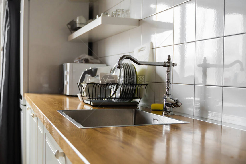 厨房水槽和水龙头不锈钢厨房水槽和自来水阁楼公寓现代厨房的内图片