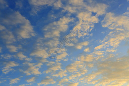 云在夕阳的天空背景图片