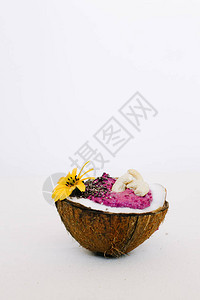 早餐果汁冰淇淋配有天然椰子盘中的Chi背景图片
