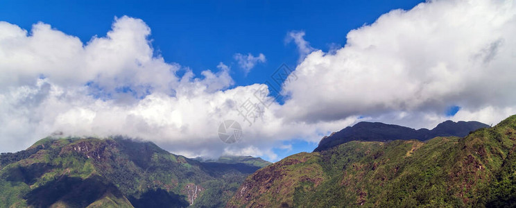 景观连绵起伏的山行风景秀丽的全景美妙的春天风景在山抽背景图片