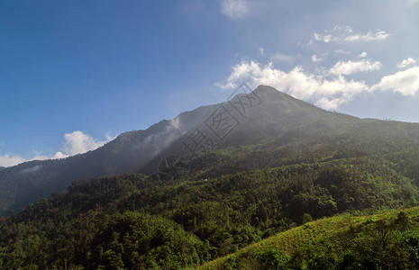 山峰顶自然景观露营地貌和徒步旅行探险旅游惊人的日出登上图片