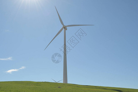 在山上风力涡轮机阳光明媚的一图片