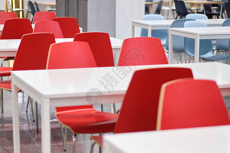商场里的现代桌子和红色椅子特写图片