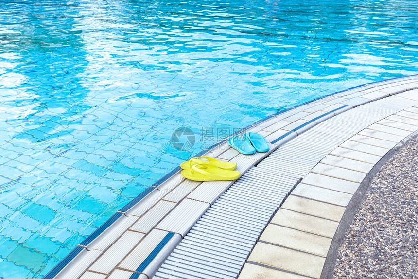 在游泳池旁的一艘船上站立着的黄色和蓝色翻滚风景夏季假期SPA水公园图片