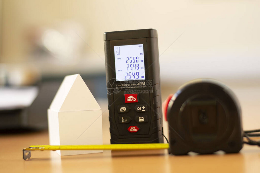 办公桌背景长度测量仪激光计仪表尺子桌子上的图片
