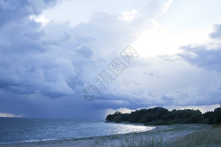 蓝色天空多云的风景海上雷图片