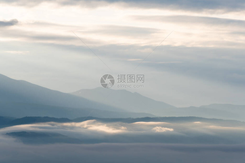 山谷中的云彩和黎明的光线图片