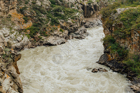 山峡的快速河流岩石间流淌的溪流图片