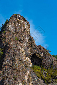 山崖小洞窟探岩图片