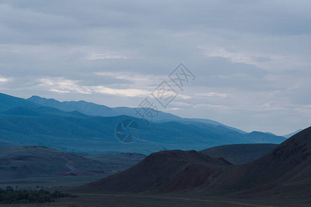 云多的天空地平岩脊山上徒步自然休养和背景图片