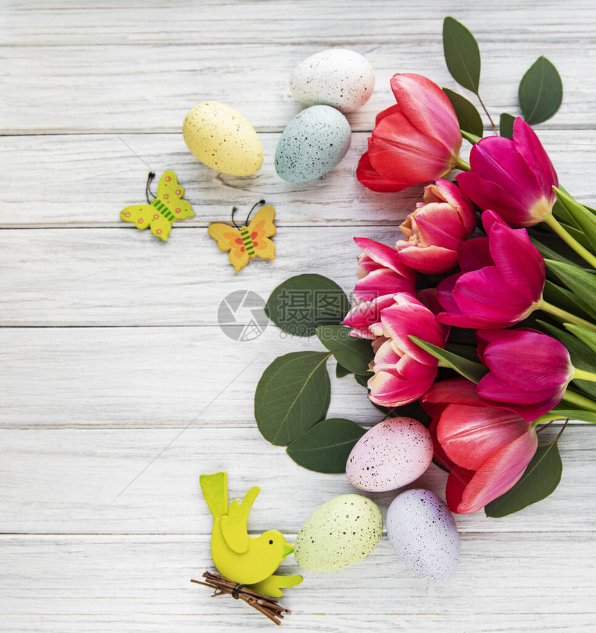 春郁金香花复活节鸡蛋和白木本底的礼品盒图片