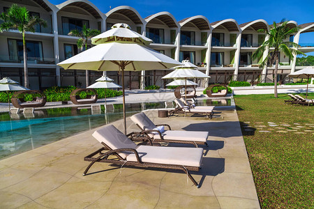 游泳池豪华热带度假胜地全景日光浴甲板的太阳休息者们放松图片