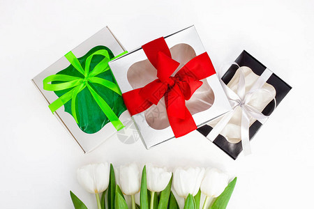 白色郁金香黑色和银色礼品盒图片