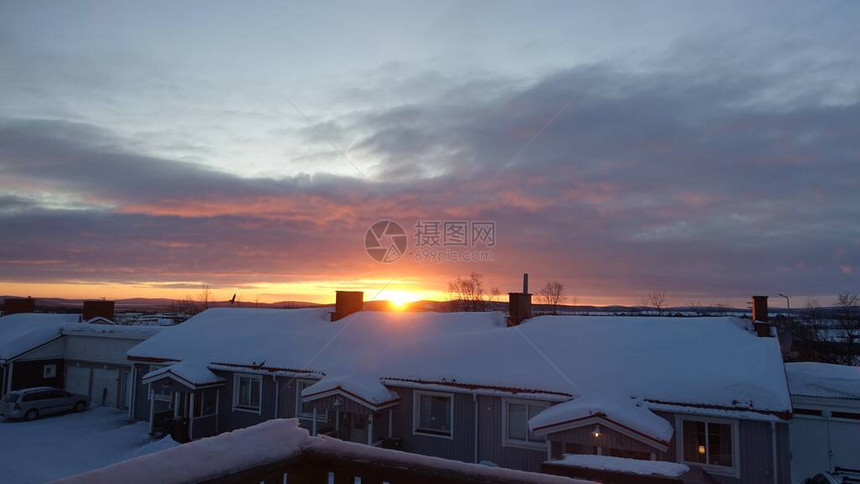 日出在瑞典北部的一个小雪镇上太阳图片