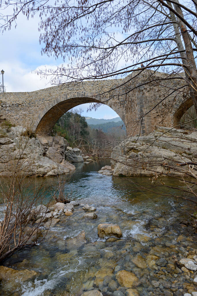 建造中世纪桥渡河的详情说明AC5497图片