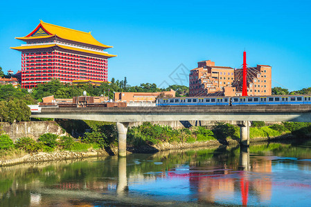 台北河边风景与大酒店高清图片