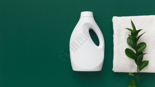 洗涤剂和毛巾的白色塑料包装图片
