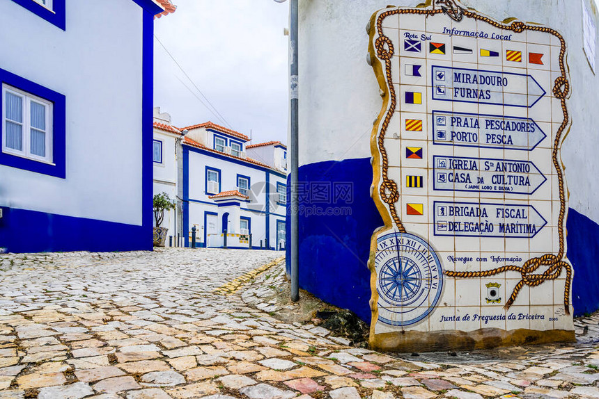 Ericeira街有蓝色条纹的传统白色图片