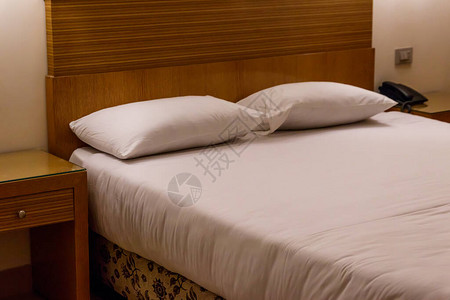 双床和两个枕头图片
