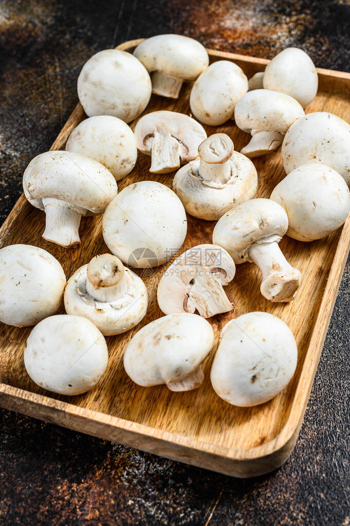 竹碗里的蘑菇香肠深色背图片