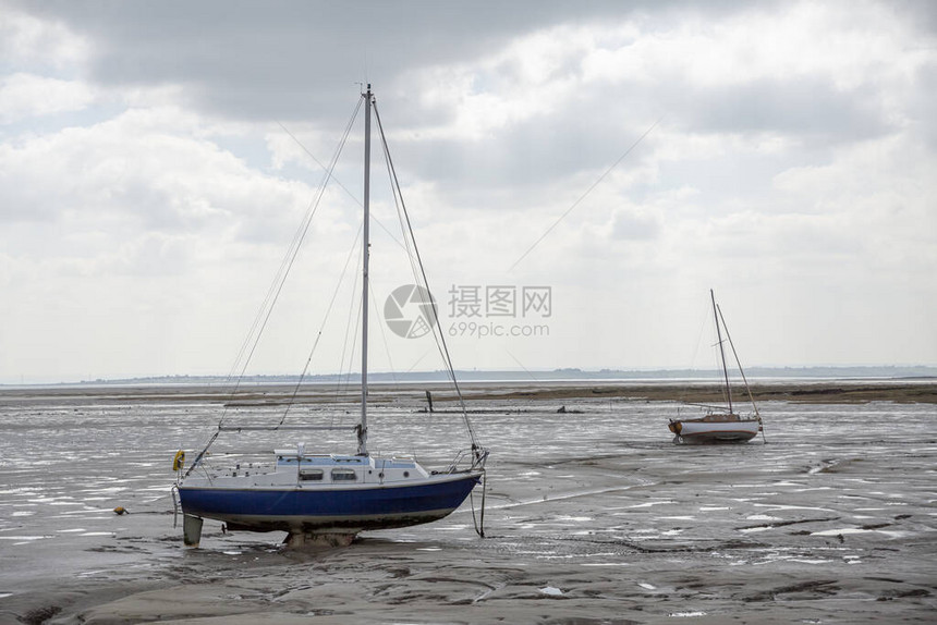 在英国里海边的低潮期渔民船图片