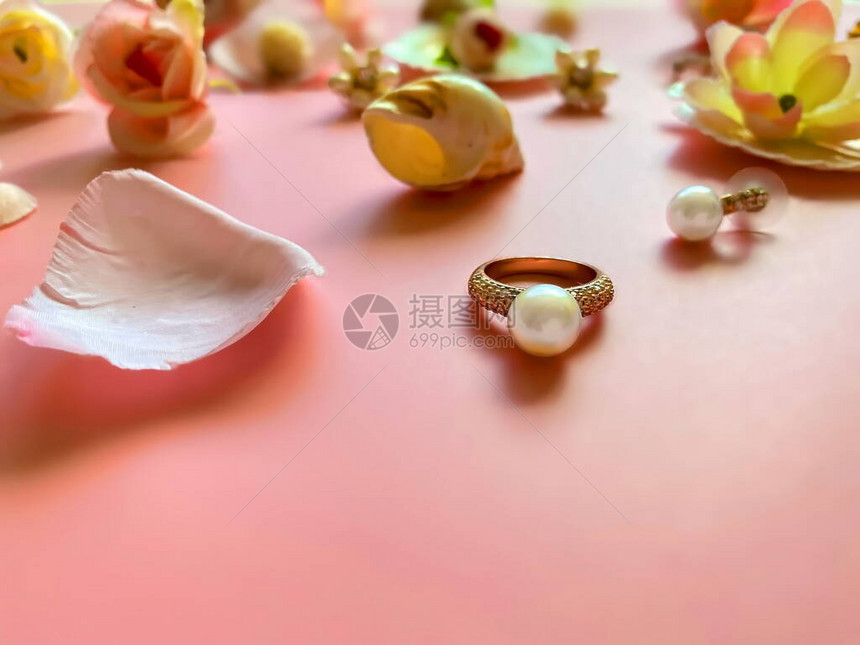珠宝金白珍珠奢华魅力时尚服装首饰戒指耳环手链粉红色花朵和贝壳活珊瑚图片