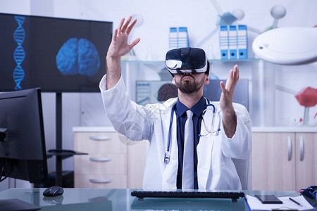 智能医生在现代诊所办公室戴虚拟现实护目镜图片
