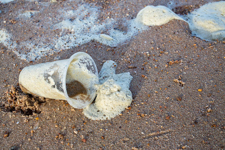 肮脏海泡沫或黄油奶海洋废塑料玻璃环境污染上用图片
