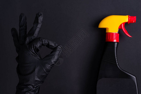 用黑橡皮手套和塑料喷雾瓶做成的好牌子图片
